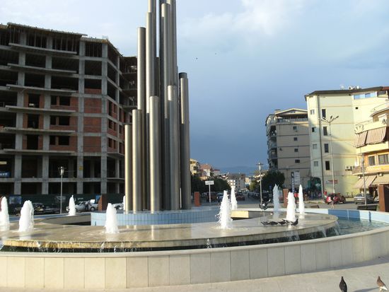 In der Mitte des Platzes dann die moderne Stadtarchitektur