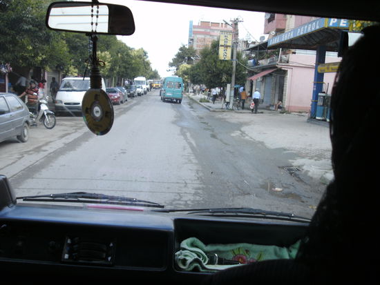 Die Kleinstadt Koplik, hier bogen wir von der "Europastrasse" (im Bild) ab.