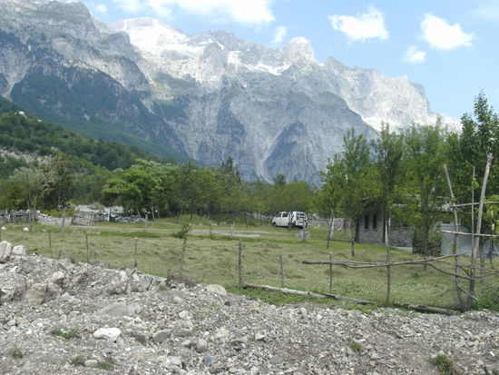 Im Talgrund von Theth, vor großartiger Bergkulisse.