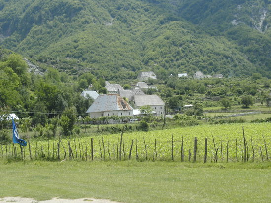 Traditionelle Häuser in Theth, einer typischen Streusiedlung
