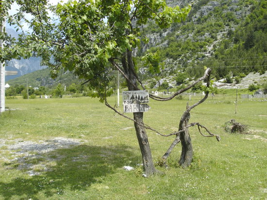 "Theth is beautiful" steht auf diesem Schild - und ist auch so!