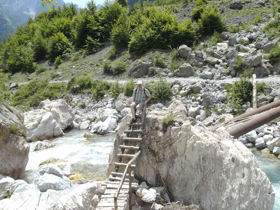 Flussübergang nur für Fußgänger, Fahrzeuge können je nach Wasserstand durch eine Furt auf die andere Seite gelangen - oder auch nicht.