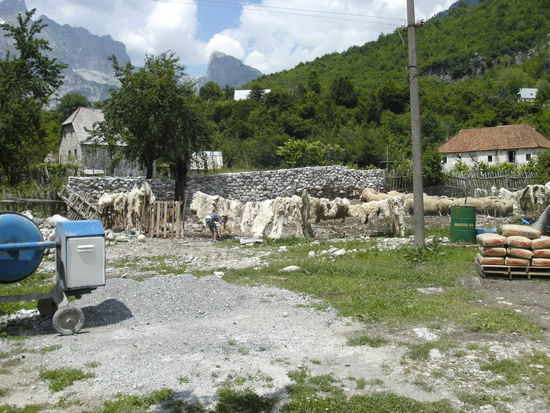 Schafffelle zum Trocknen aufgehängt, aber wie überall in Albanien wird selbst hier - wenn auch langsam - auch gebaut. In 10 Jahren ist Theth sicher ein bekannter Touristenort. Es bleibt zu hoffen, dass die Ursprünglichkeit zumindest teilweise erhalten bleibt.