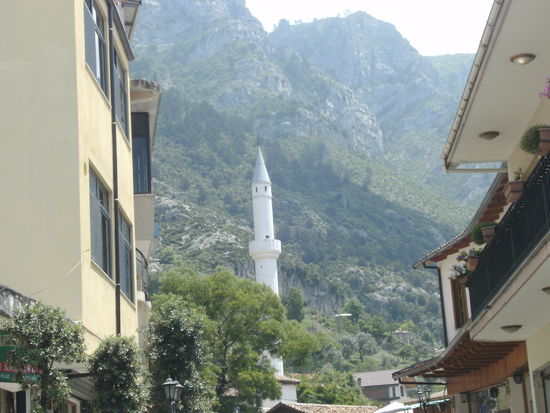Moschee in Kruja vor Bergkulisse