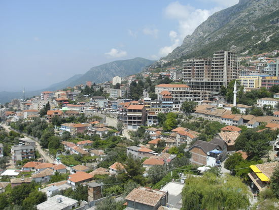 Blick auf die am Berghang gelegene Stadt Kruja
