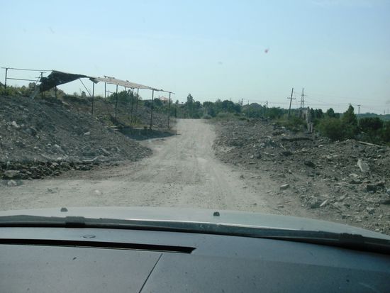 "Straße" im albanischen Hinterland durch ein aufgegebenes Industriegebiet