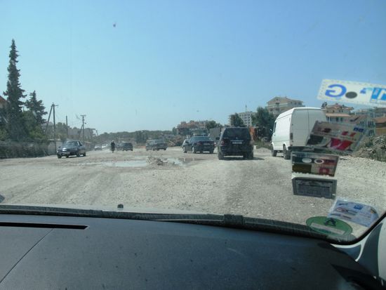 Teilweise ist die Küstenstraße autobahnähnlich ausgebaut, dann gibt es aber auch - ohne Vorankündigung - solche Stellen