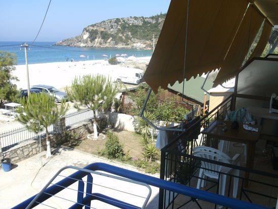 Strand von Himara vom Balkon unserer Pension aus