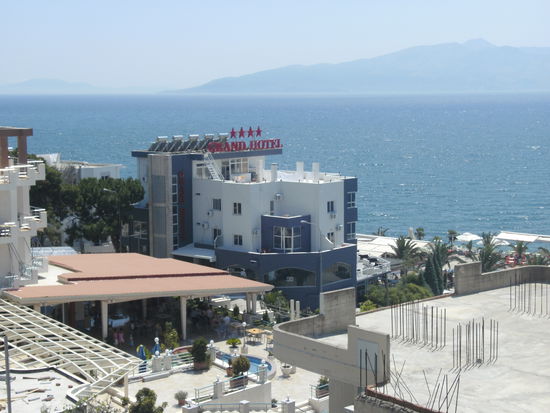 Blick über die Meerenge auf die griechische Insel Korfu.