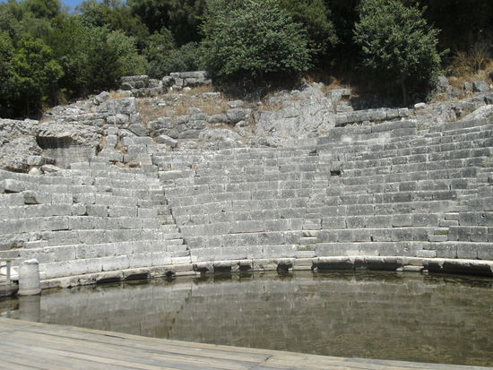 ... mit dem Amphitheater aus der Römerzeit