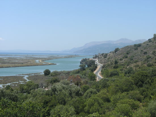 Blick über die Lagune von Butrint mit der ganz neu fertiggestellten Straße (bis vor kurzem gab es auch nur eine Schotterpiste), im Hintergrund Korfu
