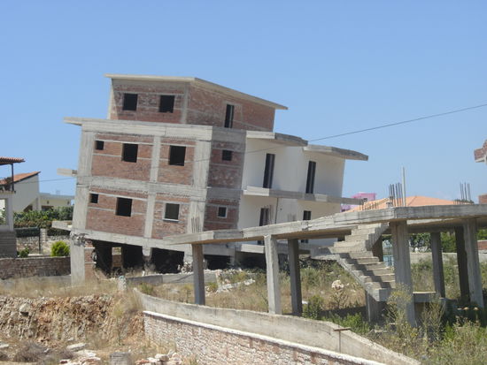 Gesprengter Rohbau im Dorf Ksamil - no documents