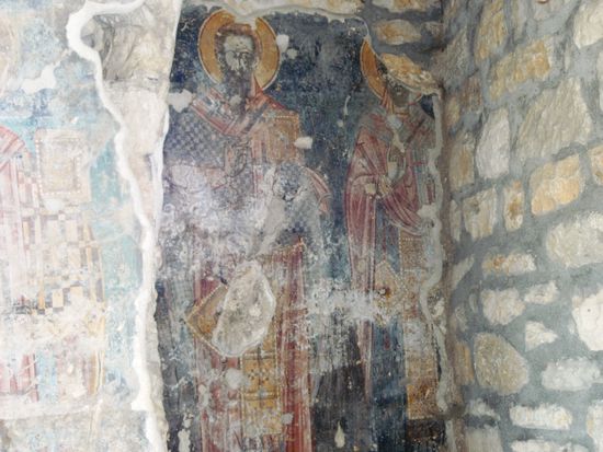 Noch nicht restaurierte Wandmalereien in einem uralten Kirchlein.