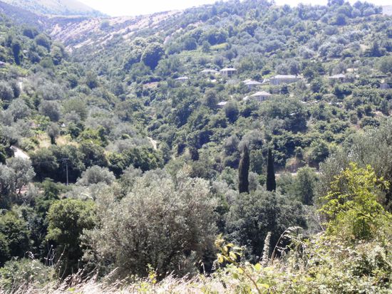 Südalbanische Berglandschaft mit Bergdorf