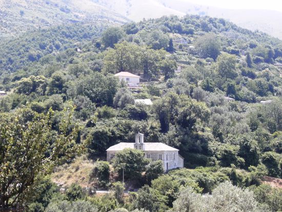 Bergdorf 2 - die Häuser liegen verstreut zwischen den Bäumen