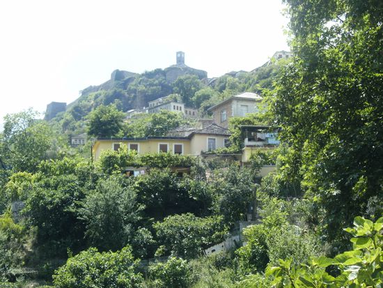 Gjirokaster, Stadt im Grünen, von der Burg überragt