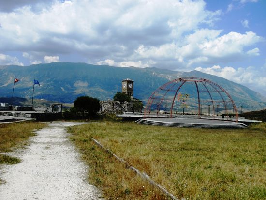 Auf der Burg - im Hintergrund ein Uhrenturm