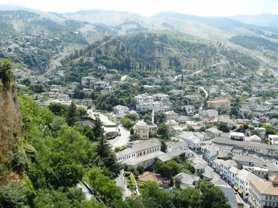 Blick von der Burg auf das Zentrum von Gjirokaster