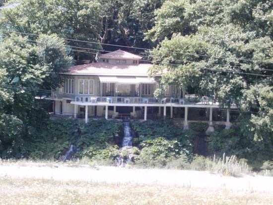 Kleine Gaststätte im Vjosa-Tal - von Wasserläufen durchzogen