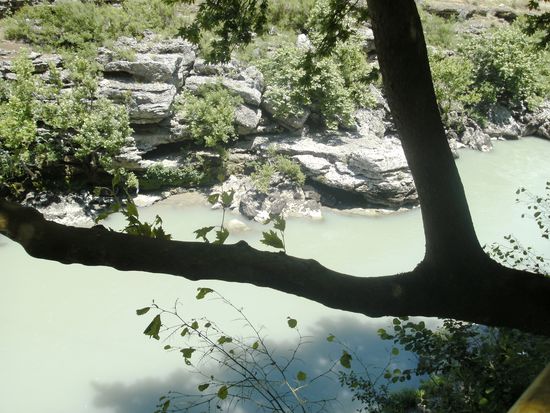 Stimmungsvoller Blick von der Terrasse auf die Vjosa