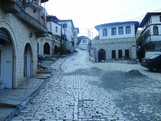Gasse in Berat mit der typischen Architektur