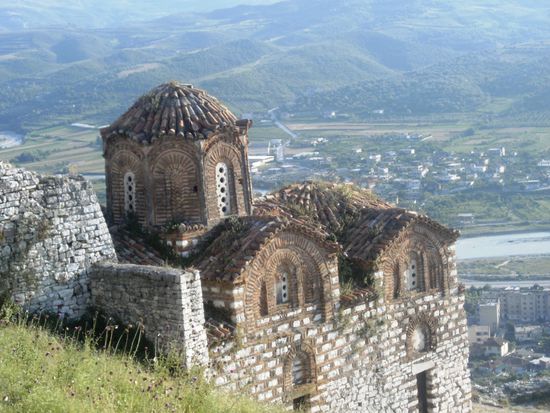 Die kleine Michaelis-Kirche auf dem Burggelände, wie angeklebt an den Steilhang
