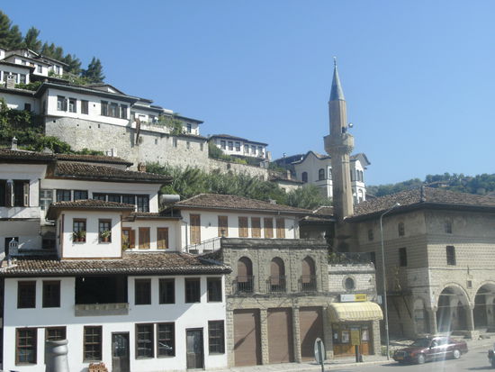 Die Stadt wird nicht umsonst als "Museumsstadt" bezeichnet - der ganze Stadtteil Mangalem ist wie ein großes Freilichtmuseum der Balkanarchitektur.