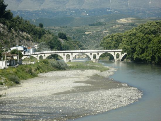 Brücke über den Fluss Osum