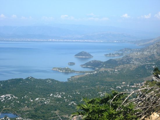 Shkodra-See mit Stadt Shkodra im Hintergrund