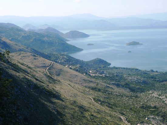 Malerische Landschaft - Berge und See
