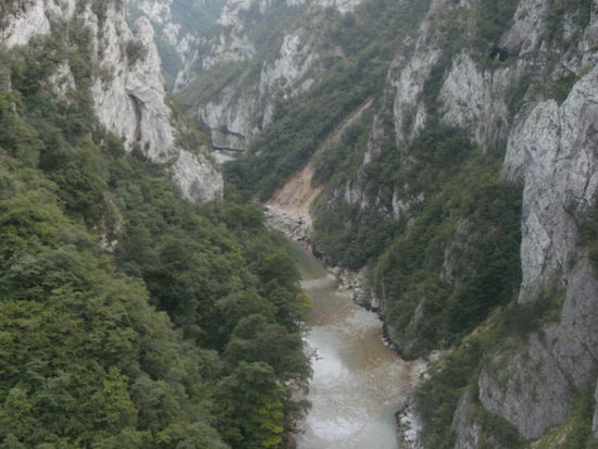 ...zieht sich die Straße durch die in der Abenddämmerung düster und bedrohlich wirkenden "Schluchten des Balkans".