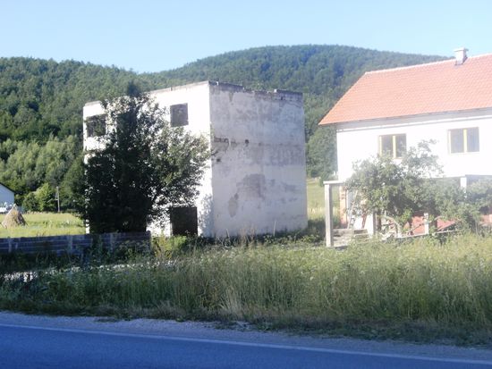 Kriegsruine neben neuem Haus