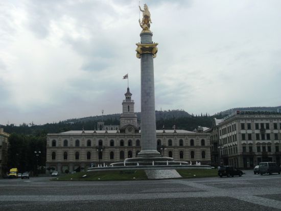 Rustaweli-Platz im Zentrum von Tiflis mit Rathaus und Georgsstatue