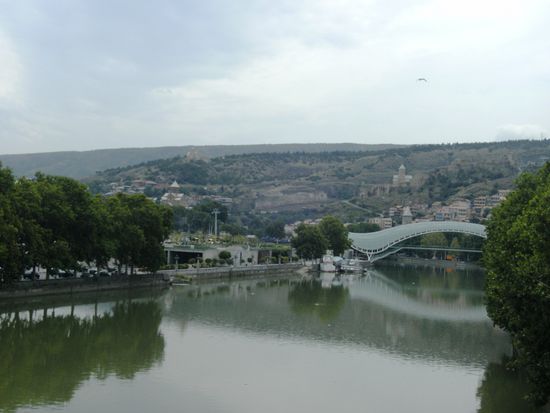Blick über den Fluss Mtkwari an dem Tiflis liegt