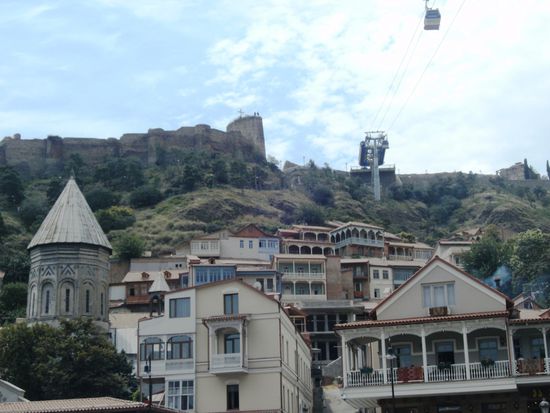 Blick zu den Ruinen der Festung Narikala mit Seilbahn