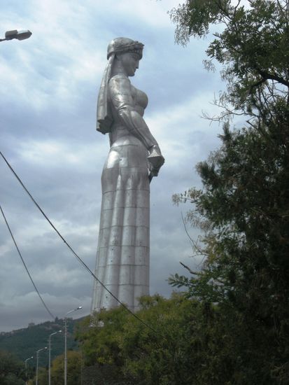 "Mutter Georgiens" - eine monumentale Statue aus Aluminium