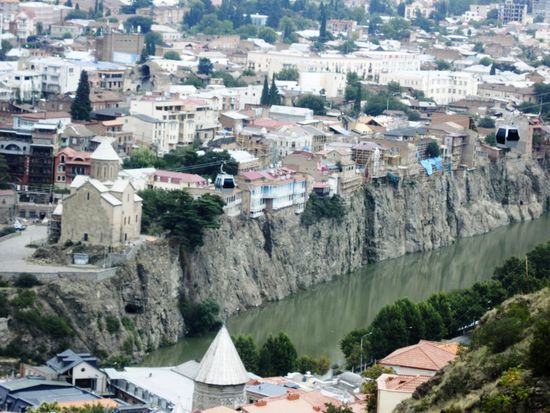 Viele Häuser stehen gefährlich nah am fast senkrecht abfallenden Flussufer - bei Hochwasser hätte ich da Bedenken