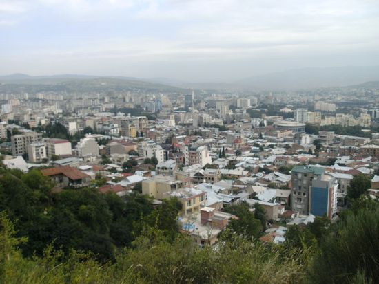 Blick vom Berg Mtazminda auf die Neustadt von Tiflis