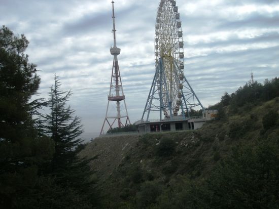 Auf dem Gipfel des "heiligen" Berges - Funkturm und Riesenrad