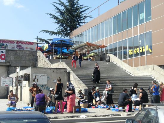 Überall wird Handel getrieben, auch wenn der "Stand" noch so klein ist und die Ware nur aus wenigen Stücken besteht