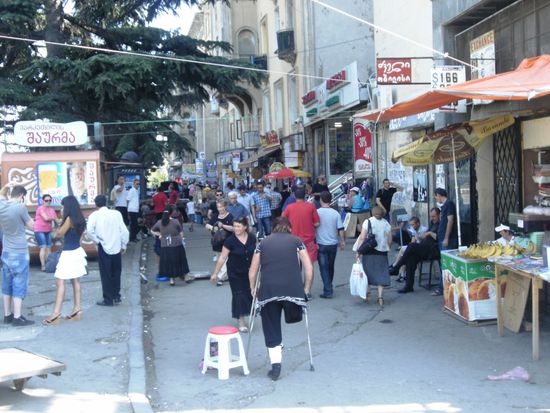 Straßenszene in der Innenstadt von Tiflis