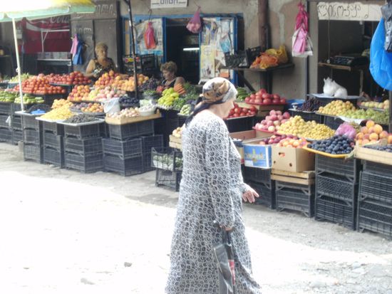 Frisches Obst und Gemüse gibt es überall zu kaufen, eine willkommene (und auch sehr preiswerte) Erfrischung bei der sommerlichen Hitze