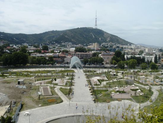 Ein neu angelegter Park mit der architektonisch interessanten Brücke, die zum Stadtzentrum führt. Im Hintergrund der Berg Mtazminda, auf den ich am Vormittag gestiegen war