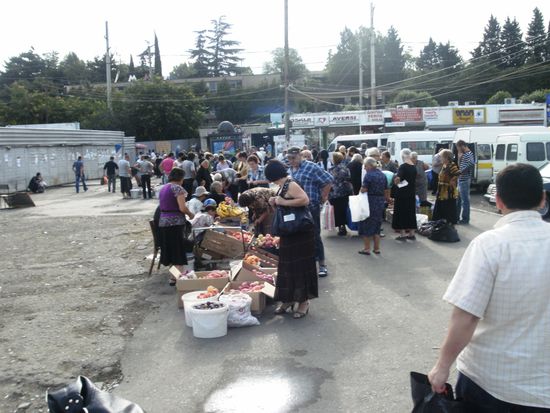 Vor der Abfahrt kann man sich am Marschrutka-"bahnhof" Didube am Stadtrand von Tiflis noch mit Reiseproviant eindecken.