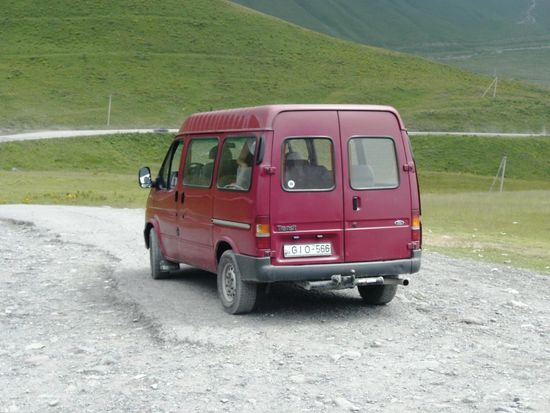 Einem solchen Fahrzeug und seinem Fahrer vertraute ich mich dann an, um mich auf solchen "Straßen" durch den Kaukasus fahren zu lassen