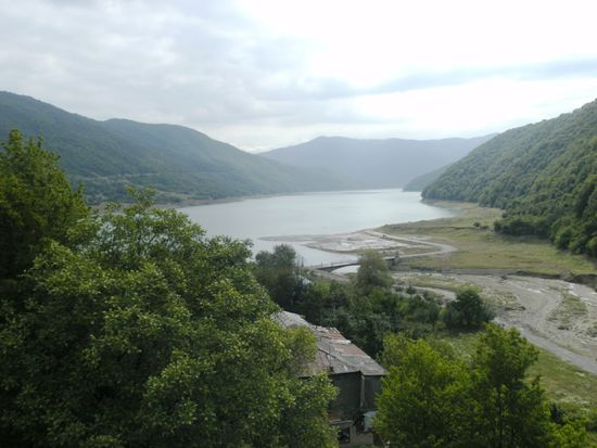 Stausee im Kaukasusvorland an der Festung Ananuri
