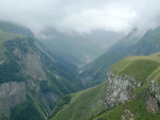 Leider war nicht das beste Wetter, so lassen sich die hohen Gipfel nur erahnen...