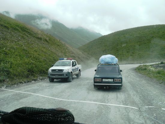 Hinter dem Skiort Gudauri hörte dann der Asphalt auf und die Straße verwandelte sich in eine Piste