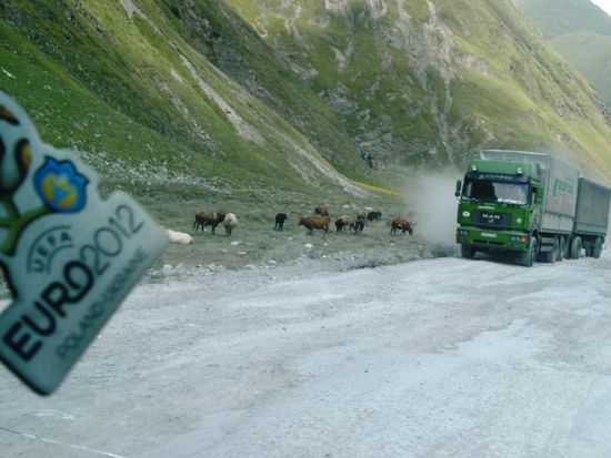 Über den 2.375 m hohen Kreuzpass fuhren wir auf dieser Piste auf die Nordseite des Kaukausus