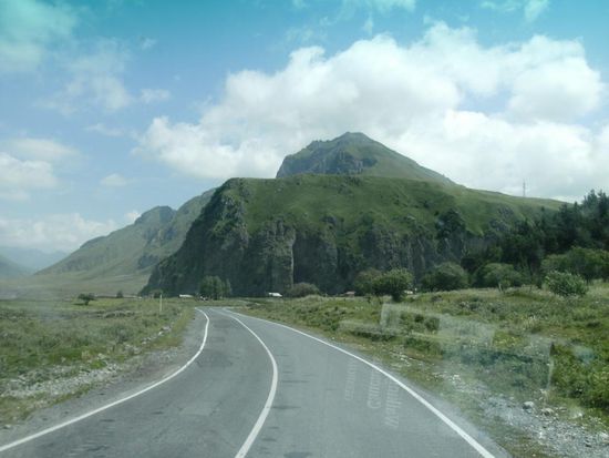 ... endlich wieder Asphalt, das grüne Tal von Kasbegi